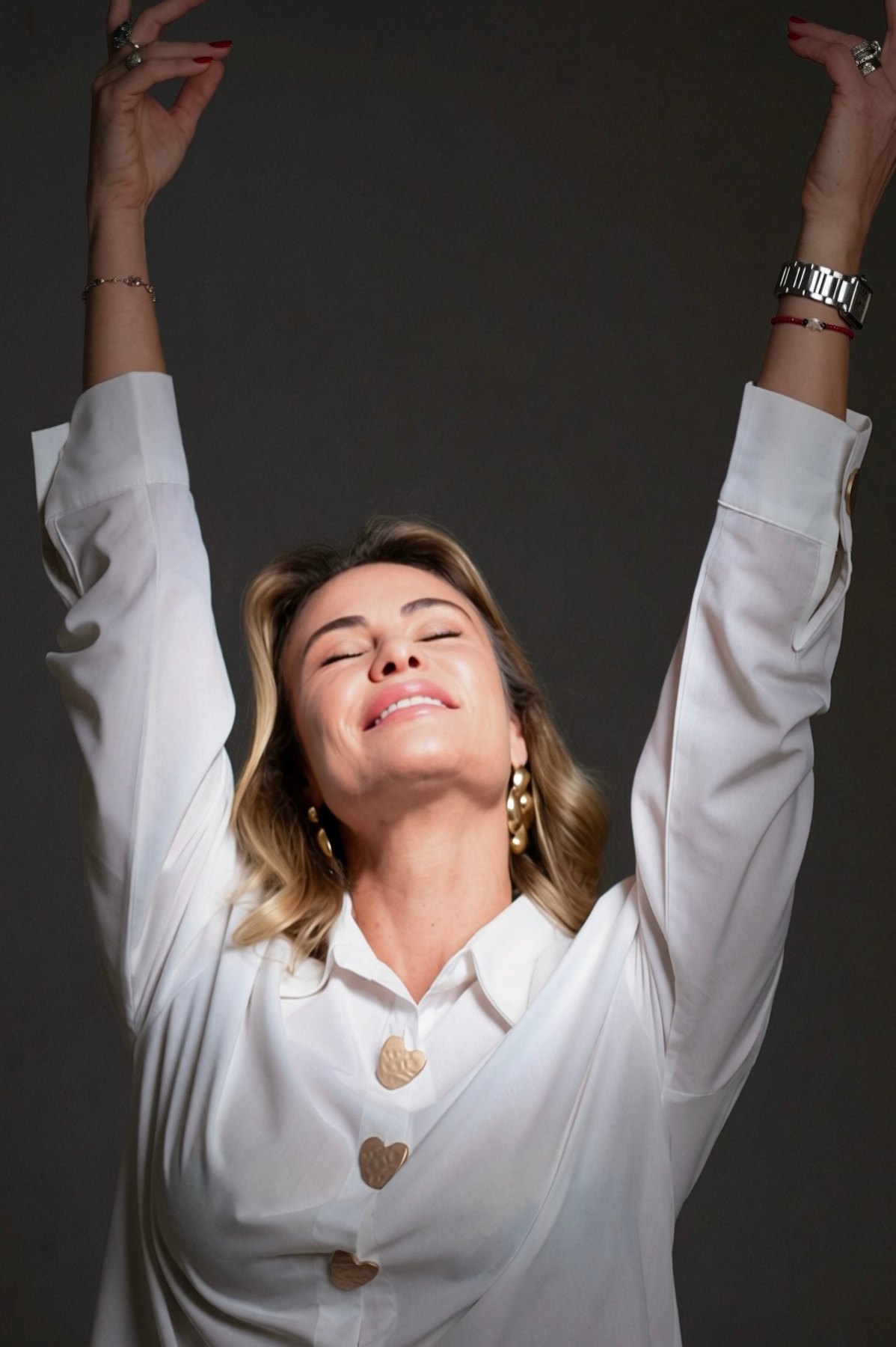 Maria Flavia em um ambiente iluminado, respirando fundo